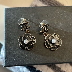Chanel earrings .💛🖤